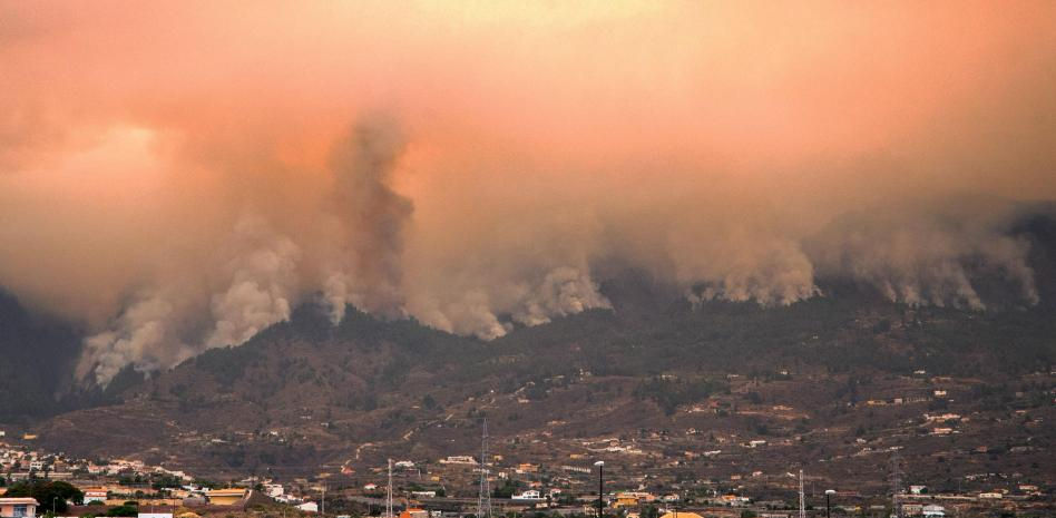 Cerca de 8.000 personas evacuadas o confinadas y cortados los accesos al Teide por el incendio en Tenerife