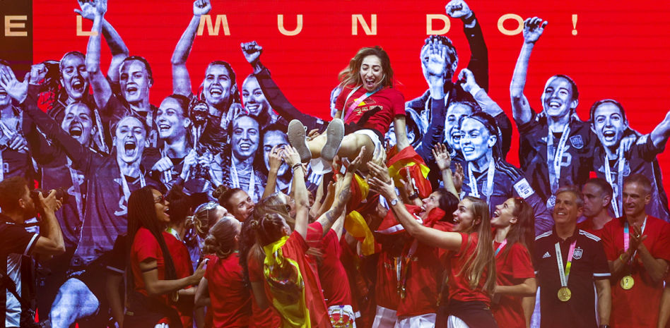 La fiesta del Mundial con 20.000 personas en Madrid: del apoyo a Olga Carmona al karaoke con Camela