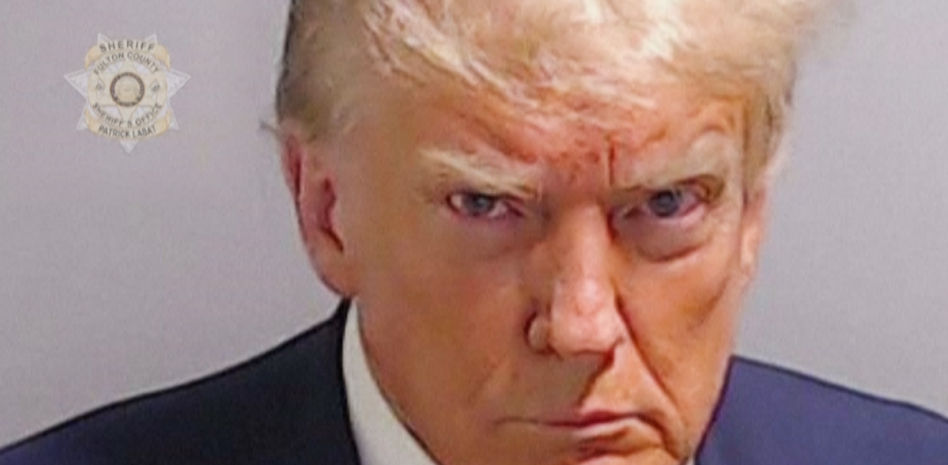Trump queda fichado como un preso más por sus actos mafiosos contra las elecciones en Georgia