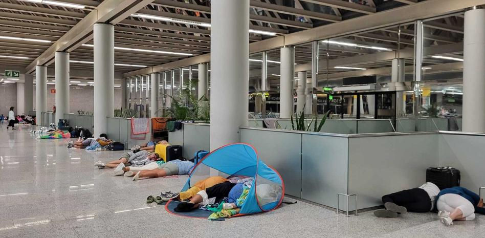 Cientos de pasajeros pasan la noche en el aeropuerto de Palma atrapados por la tormenta