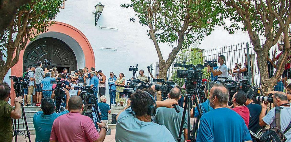 La madre de Rubiales da fin a su encierro en Motril