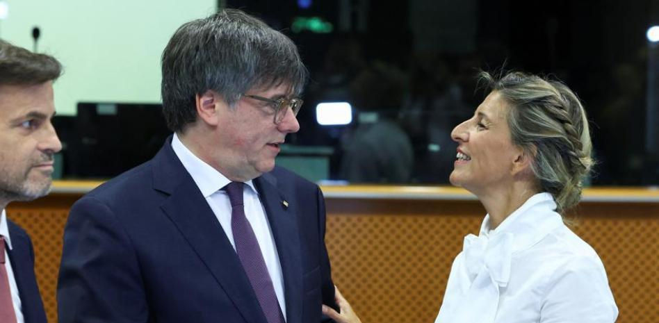 Díaz y Puigdemont reclaman "hacer política desde el diálogo" y explorar "todas las soluciones democráticas"