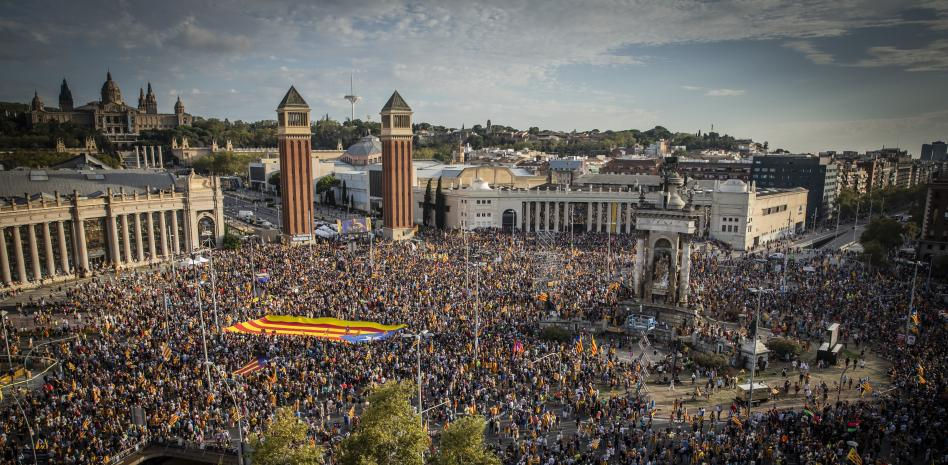 El independentismo sale a la calle para condicionar la negociación con el PSOE