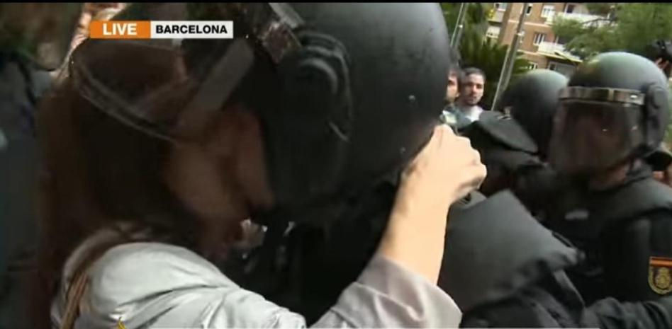 Un policía imputado por el 1-O denuncia el beso "no consentido" de una manifestante en 2017