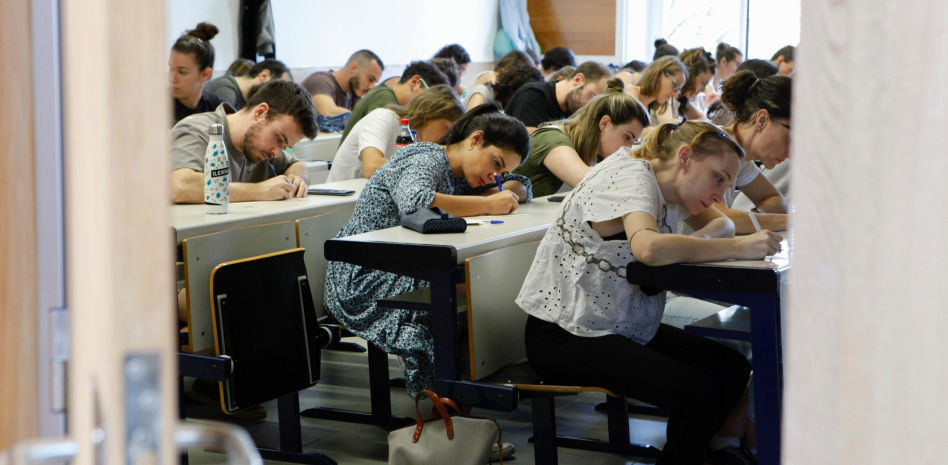 Más de 160.000 candidatos opositan a 27.000 plazas de funcionario este fin de semana