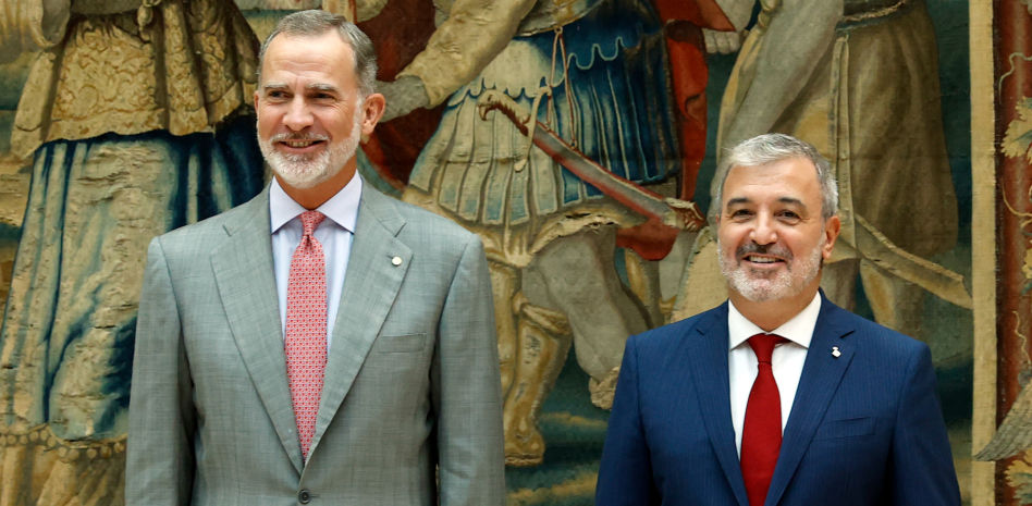 Collboni obsequia al Rey con el cómic de Mortadelo y Filemón de Barcelona'92