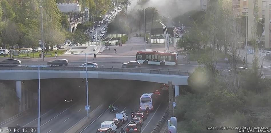Reabierta la ronda de Dalt tras dos horas cortada por un el incendio de un camión en Nou Barris