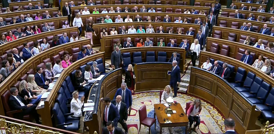 Vox abandona el pleno al usarse las lenguas cooficiales y sólo vuelve para defender su "no"