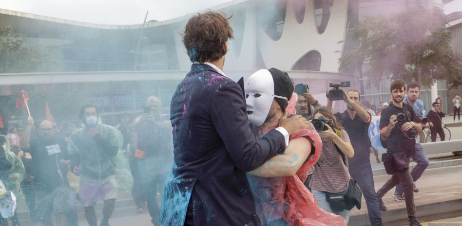 Los manifestantes protestan contra el salón The District: "Fuera especuladores de nuestros barrios"