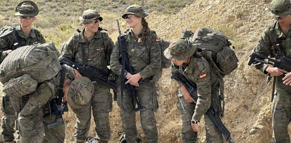 Primeras imágenes de la princesa Leonor en el campo de maniobras