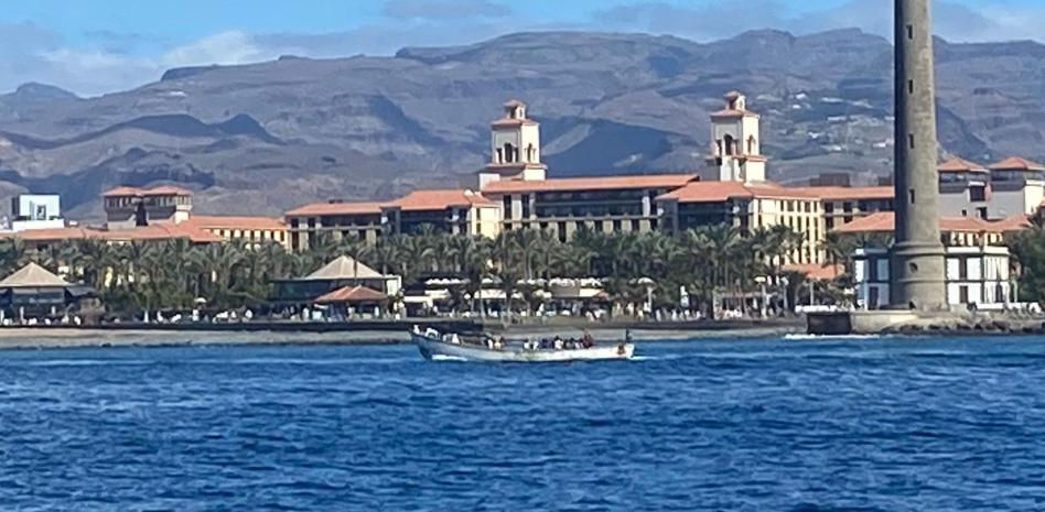 Llega un cayuco al corazón turístico de Gran Canaria