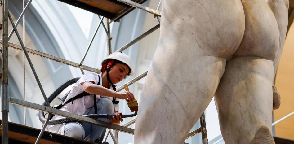 Sacar el polvo al 'David' de Miguel Ángel: la delicada limpieza de la obra maestra renacentista