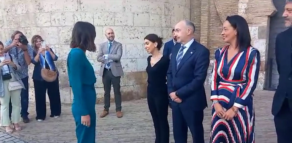 Tenso encuentro entre Irene Montero y la presidenta de las Cortes de Aragón (Vox) que le insultó