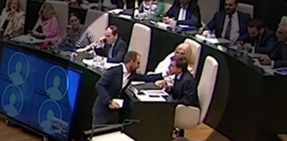 El socialista Viondi renuncia a su acta tras dar varias palmadas en la cara a Almeida