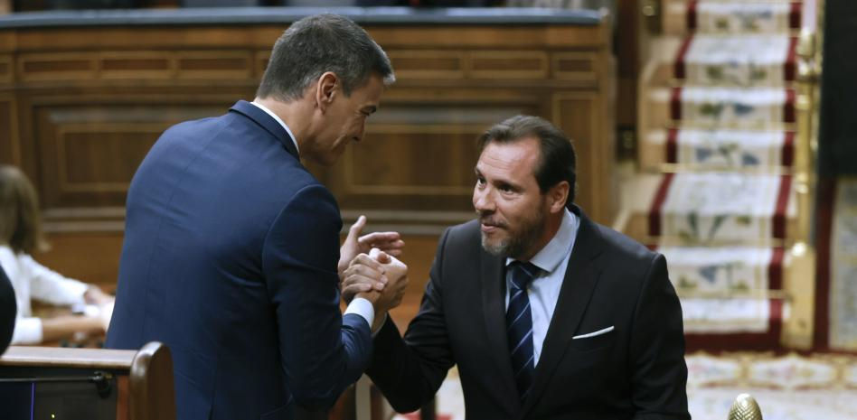 El PSOE acusa a Feijóo de “pisotear los símbolos del Estado” solo para reforzarse en su partido