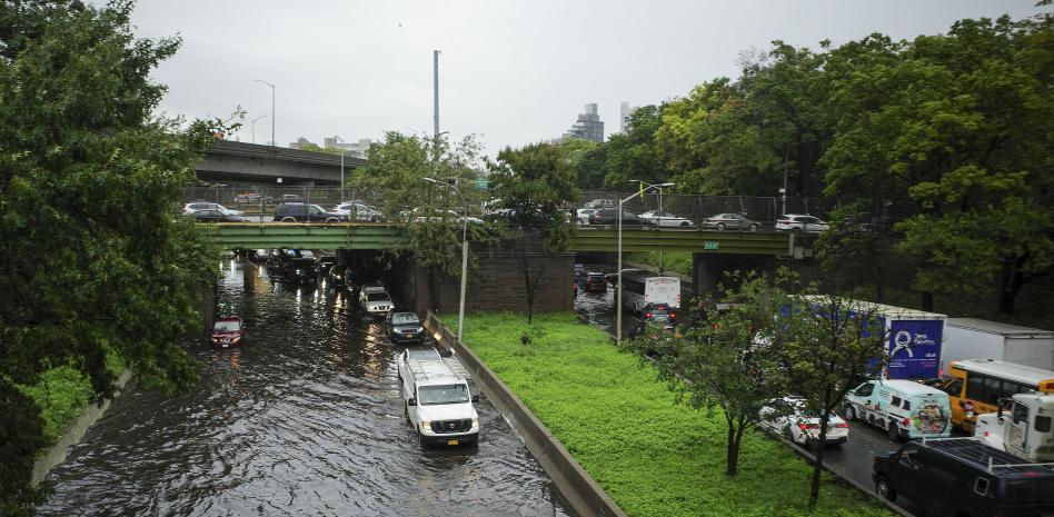El alcalde de Nueva York se defiende de las críticas por la respuesta tardía a las fuertes lluvias