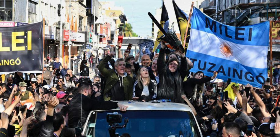 La motosierra avanza: el ultraliberal Milei acelera su campaña para asaltar la Casa Rosada