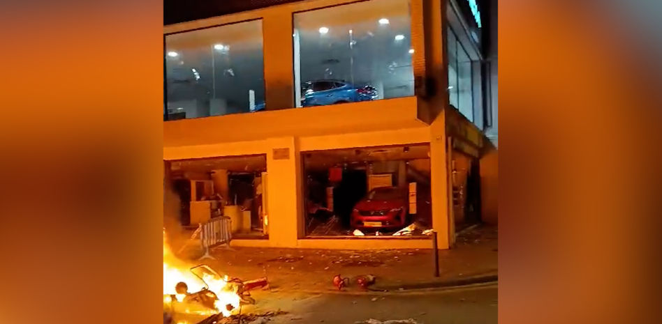 Altercados con enfrentamientos con la policía y daños a comercios empañan la fiesta mayor de Molins de Rei