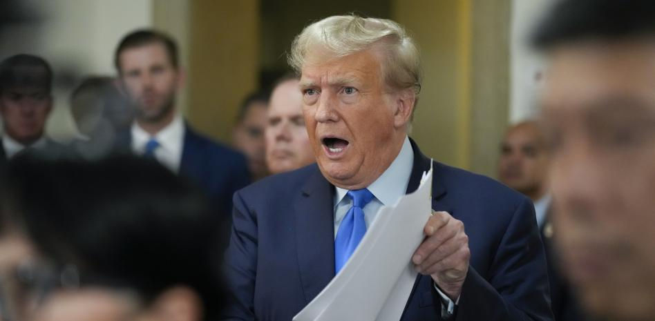 El juez del caso por fraude advierte a Trump que le castigará si sigue insultando a los funcionarios