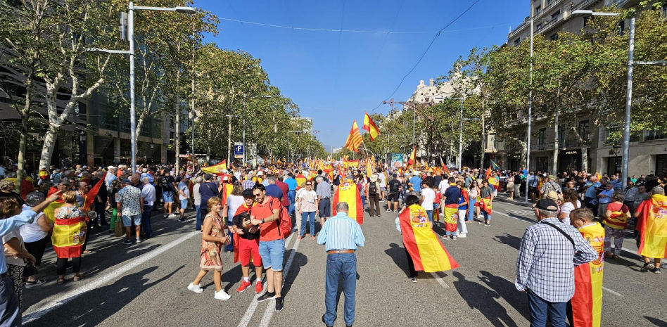 Miles de personas protestan en Barcelona contra la amnistía