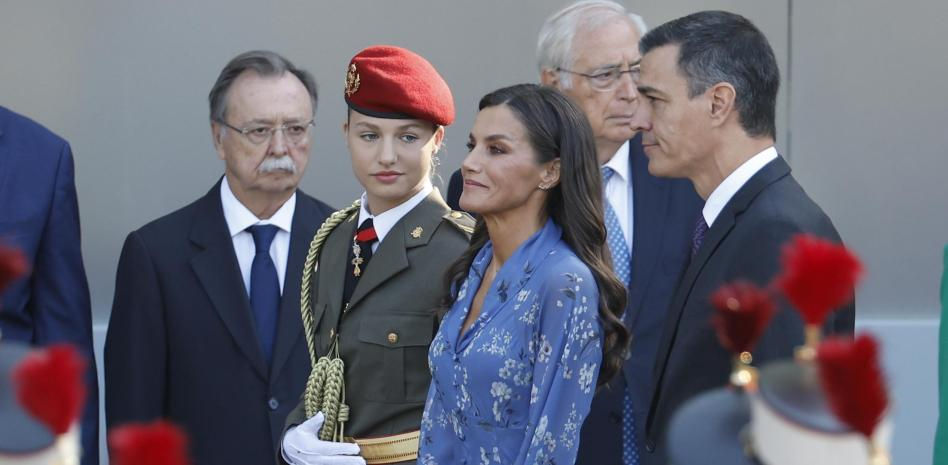 Abucheos a distancia a Pedro Sánchez a su llegada al desfile militar del 12-O
