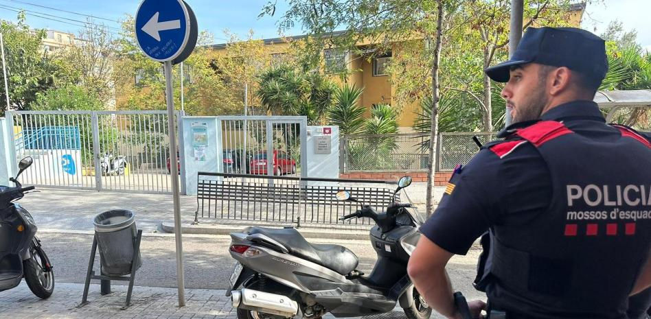 Un niño de 12 años apuñala a una compañera de clase en un instituto de l’Hospitalet