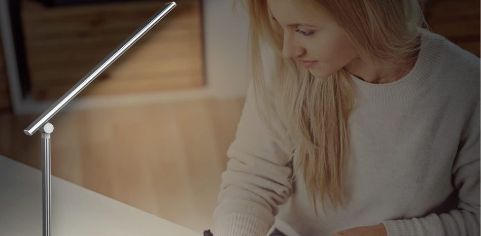 Amazon hunde un 48% el precio de esta lámpara de escritorio LED, ideal para la lectura y escritura