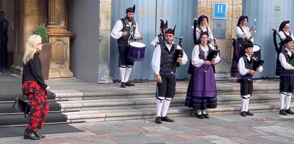 Meryl Streep se pone a bailar muy espontánea con unos gaiteros asturianos