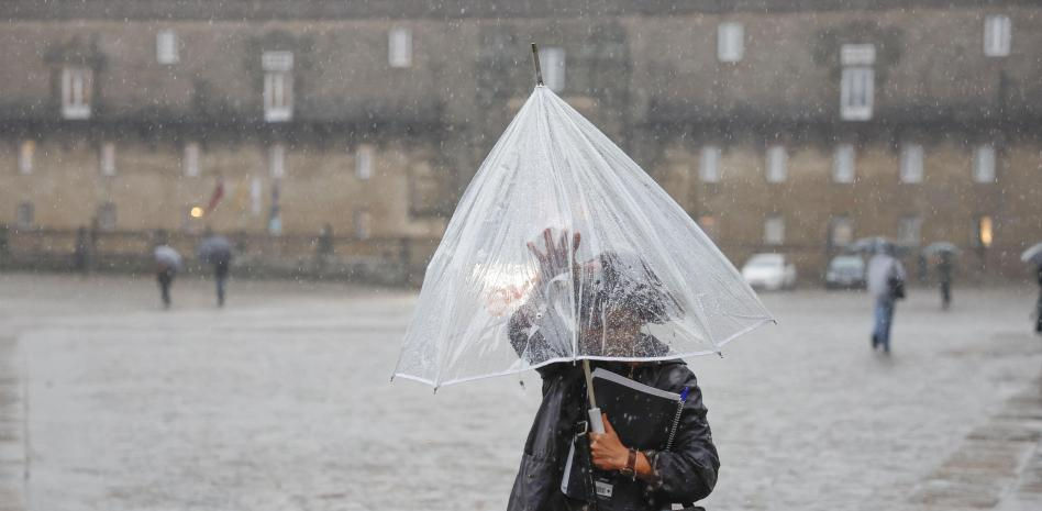 La borrasca Aline sacude España: la Aemet activa el aviso amarillo, naranja y rojo por olas y viento