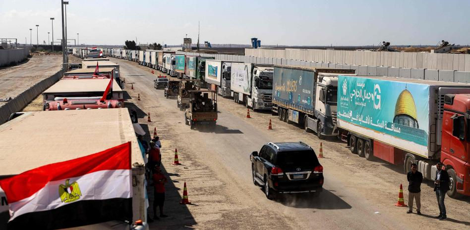 Los 20 camiones de ayuda humanitaria llegan a Gaza a través del paso fronterizo de Rafah