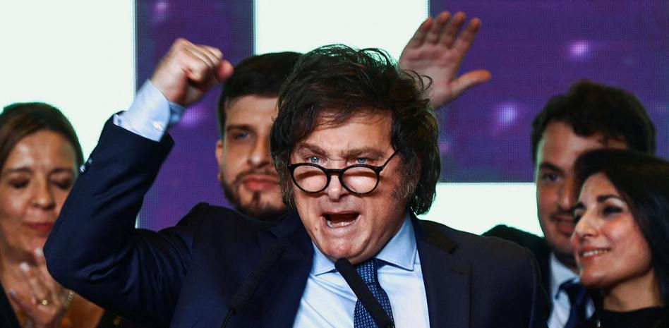 Revés para Milei, el candidato ultraderechista en las elecciones de Argentina: habrá segunda vuelta tras la victoria de Massa