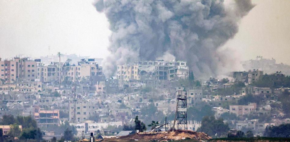 Israel mantiene a fuerzas en el interior de una Gaza incomunicada y bajo intensos bombardeos