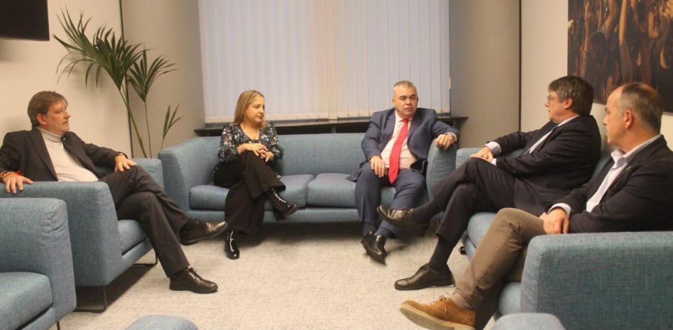 El PSOE se reúne con Puigdemont para escenificar el avance de la negociación