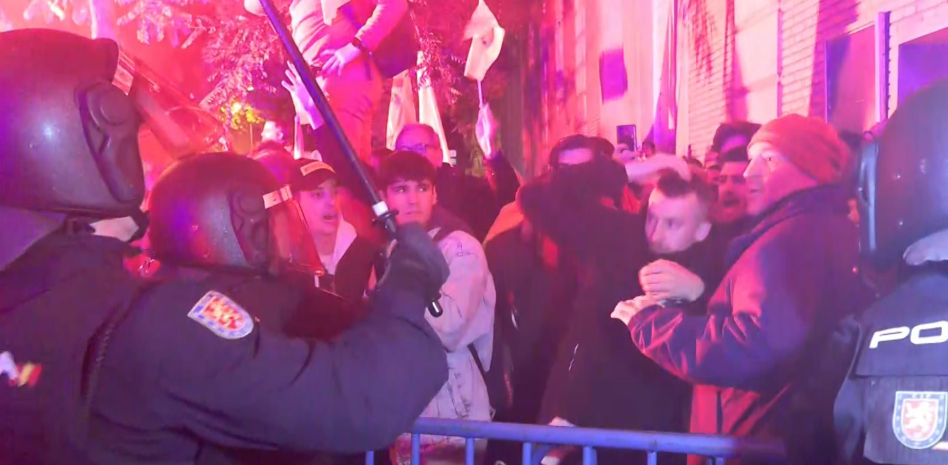 La Policía intervino en la protesta de Ferraz una barra de hierro, palos y tres barras extensibles