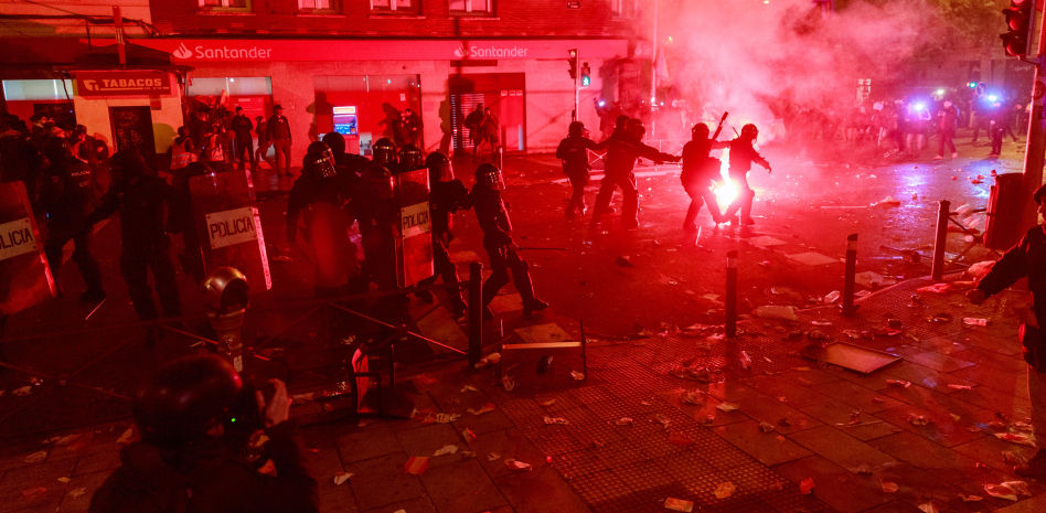La protesta contra la amnistía frente a la sede del PSOE acaba en una batalla campal