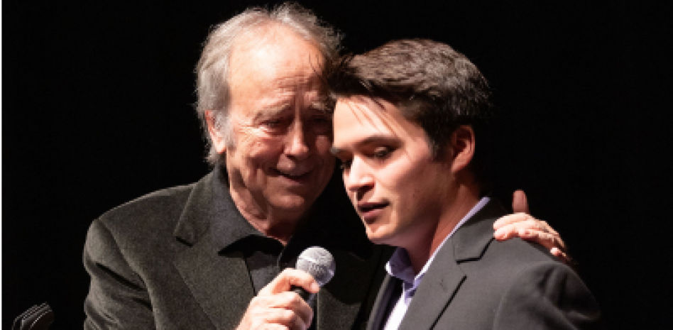 Al son de 'Penélope', Serrat vuelve a cantar en un escenario durante una conversación en Harvard