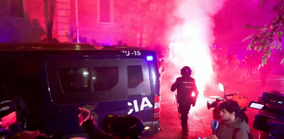 El acuerdo entre PSOE y Junts revive las protestas en Ferraz, con 24 detenidos en la séptima noche de protestas