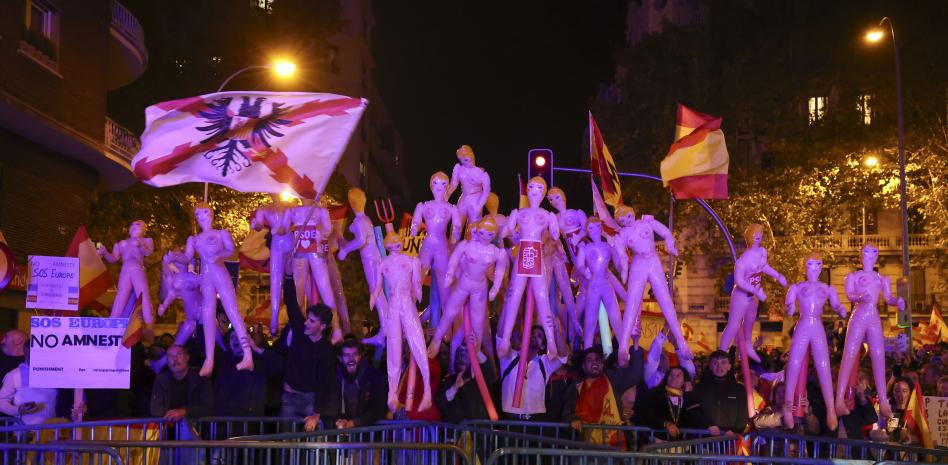 Un grupo de manifestantes protesta en Ferraz con muñecas hinchables: "Estas son las ministras"