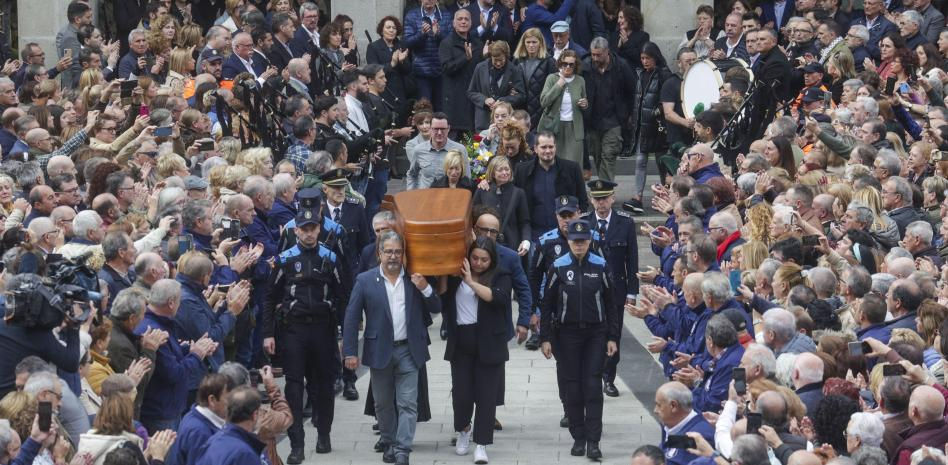 Multitudinaria despedida en Mieres a su alcalde Aníbal Vázquez