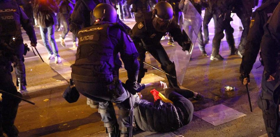 Vuelven las cargas en Ferraz tras un día tranquilo en el entorno del Congreso