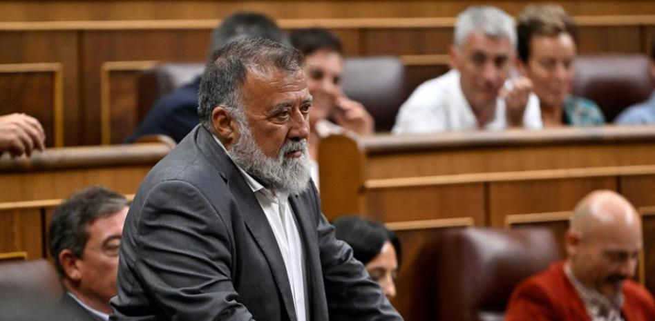 Diputados del PSOE, insultados y atacados con huevos cuando iban al Congreso: “Si no es por la policía, no salimos”