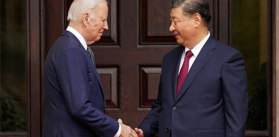 Biden y Xi acuerdan reanudar la comunicaciones directas entre sus militares
