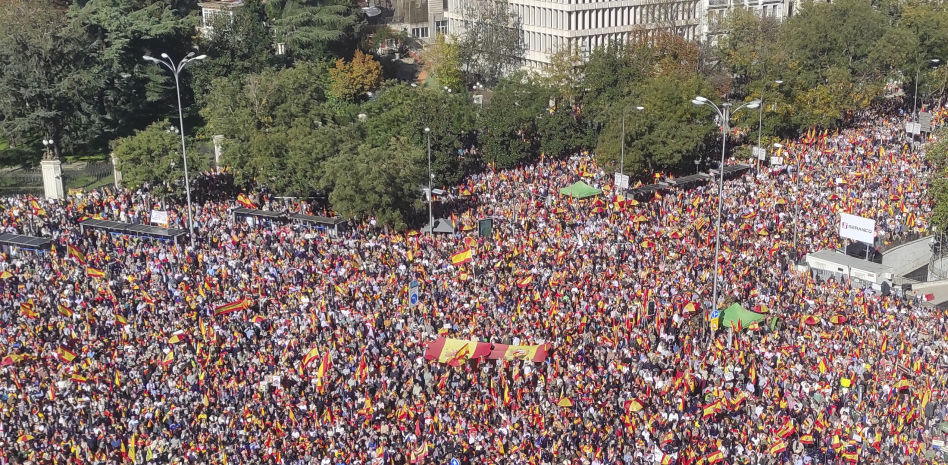 Decenas de miles de personas, arropadas por PP y Vox, protestan contra la amnistía en Madrid