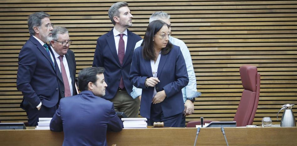 La presidenta de Les Corts Valencianes: "Vamos a votar a mano alzada y que les den por saco"