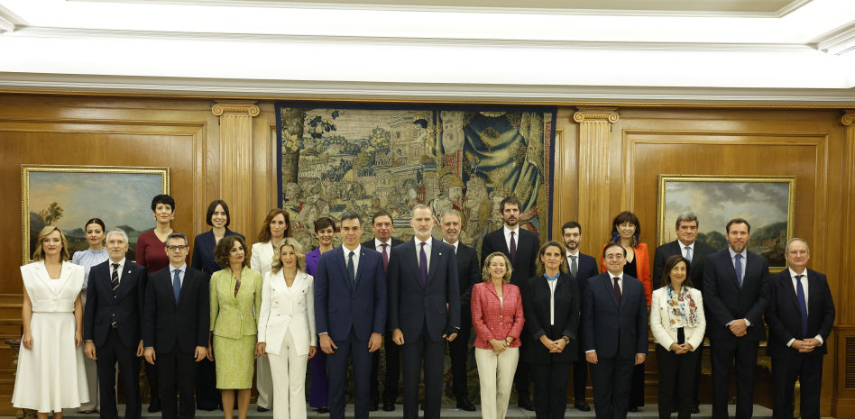 "Ministros... y ministras, por supuesto", así ha prometido el cargo el nuevo Gobierno de Sánchez
