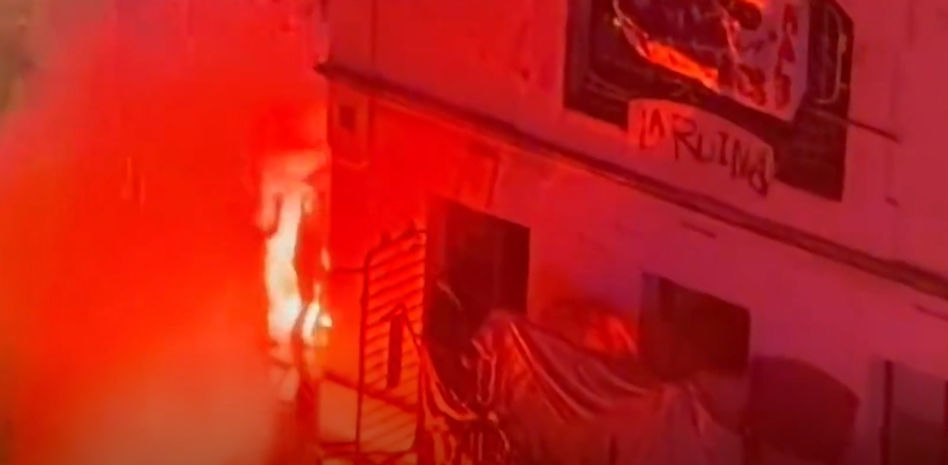 Lanzamiento de piedras y petardos a los Mossos en el desalojo en la Bonanova