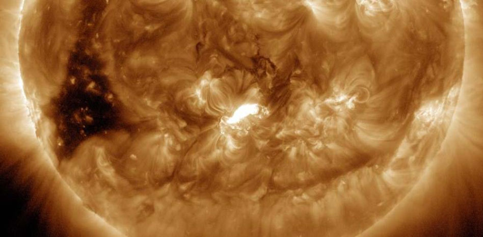 Una potente eyección solar se dirige hacia la Tierra y podría perturbar comunicaciones y redes eléctricas