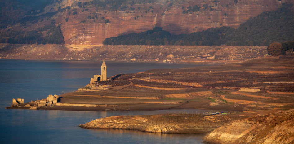 Visita a las entrañas del pantano de Sau, el corazón de la sequía que afecta a Catalunya