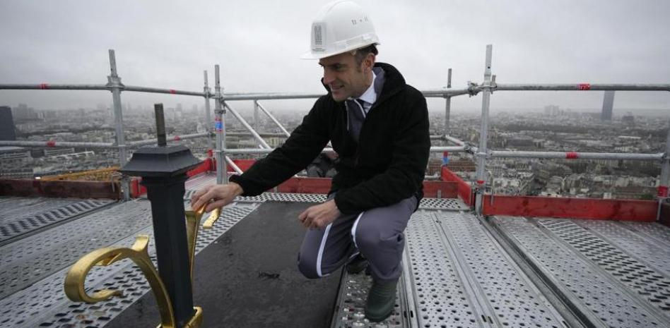 La reconstruida flecha de Notre Dame ya luce sobre París