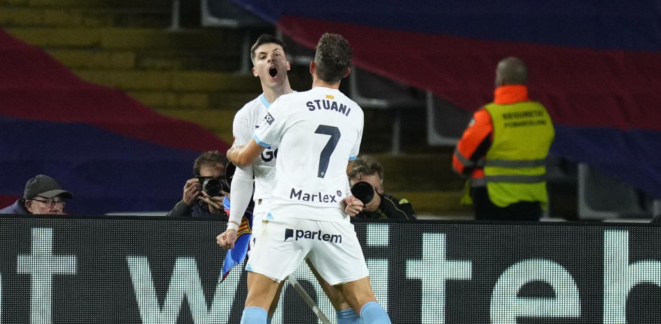 El Girona tumba al Barça y toma el liderato